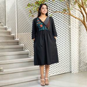 Elegante Vestido Corto Cruzado con Detalle de Bordado en la Parte Delantera, Ropa Casual para Mujer - Product Image 4