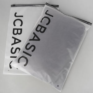 Sacs d'emballage pour vêtements en plastique givré avec fermeture éclair, personnalisables avec votre logo, en polyéthylène recyclé - Product Image 4