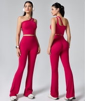 Ensemble de 2 pièces de vêtements de sport et de yoga pour femme : Crop top rembourré à une épaule et double bretelles, et pantalon évasé taille haute. Tenue de sport.