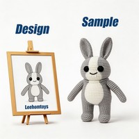 Peluche amigurumi lapin gris-blanc fait main sur commande OEM, en coton écologique et sûr pour les enfants, jouet réconfortant pour la chambre d'enfant
