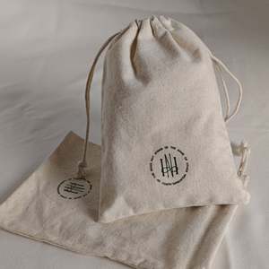 Sac à poussière en coton biologique réutilisable et recyclable en gros, avec cordon de serrage, logo personnalisé, sac cadeau en mousseline, emballage en tissu, chaussures - Product Image 3