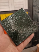 Carrelage en grès lumineux moderne, artisanal et cuit au four sur mesure |   Glaçure émeraude profonde mouchetée à texture aléatoire et irrégulière