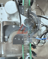 Machine de pesage pneumatique automatique de haute précision pour ligne de production d'aérosols, d'huiles et de cosmétiques, pour canettes et bouteilles, 60-70 canettes/min, pompe