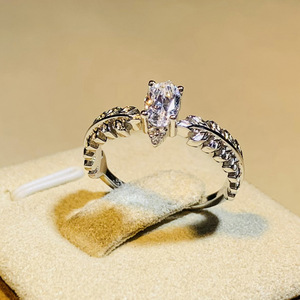 Anello a Forma di Spiga di Grano per Donne, Fascia Rotonda con Micro Pavé, Gioiello Elegante e alla Moda - Product Image 1