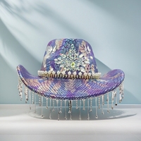 Chapeau de cowboy imprimé serpent violet en gros avec fleurs, cristaux, strass et franges de perles pour enterrement de vie de jeune fille, rave, festival, fête pour femmes