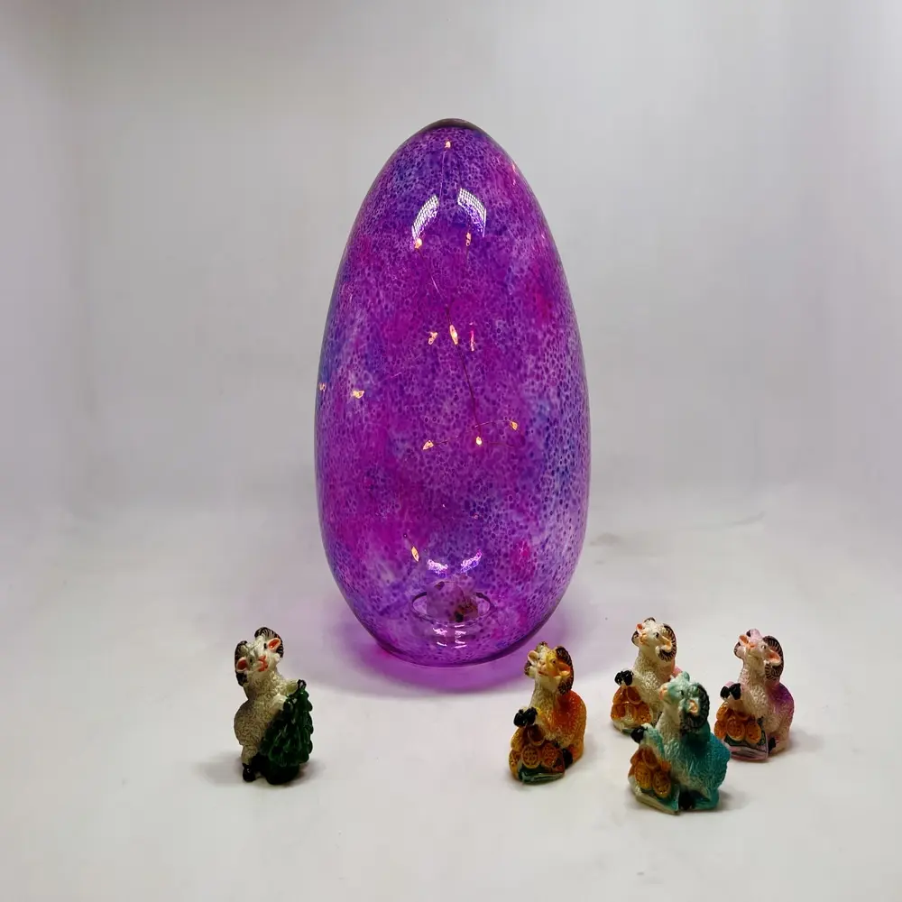 Oeufs de pâques en verre colorés violets illuminés à vendre