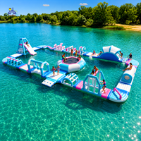 Aire de jeux aquatiques flottante pour enfants avec trampoline, toboggan et éléments d'obstacles pour les stations balnéaires lacustres et les loisirs aquatiques en famille