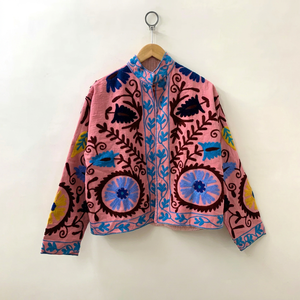 Chaqueta de algodón rosa bordada a mano estilo vintage Suzani para mujer, abrigo corto bohemio con bordado floral étnico y apertura frontal. - Product Image 1