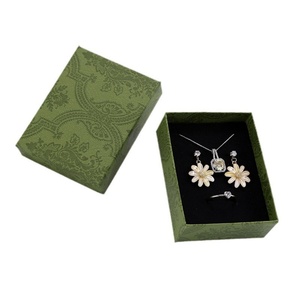 Boîte à bijoux en papier de style frais, carrée, verte, gaufrée, avec couvercle et base, pour colliers, boucles d'oreilles, bracelets et pendentifs – Stock usine - Product Image 5