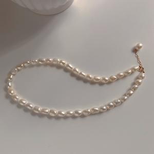 Collar de Perlas Barrocas Irregulares Blancas Naturales con Cadena de Clavícula de Estilo Básico Francés, Versátil e Informal para Uso Diario, Conjuntos de Joyería Fina - Product Image 4