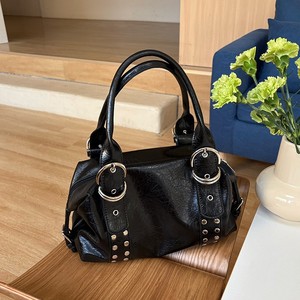 Bolso de Mano Estilo Motero para Mujer, Negro, Gran Capacidad, Cierre de Cremallera con Remaches, Uso Diario, Invierno 2025 - Product Image 1