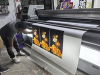 Machine de guidage de ruban de 2,5 mètres avec 24 buses Konica, utilisée pour les imprimantes UV grand format pour affiches publicitaires