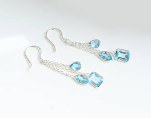 Pendientes colgantes Ocean Breeze Triple Drop con topacio azul y plata 925, estilo moderno, en venta. - Product Image 4