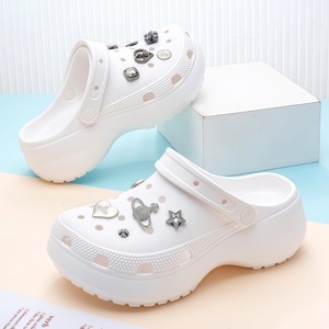 Sabots de luxe de marque de créateur pour femme, en EVA, à plateforme, avec strass métalliques, perforés, style pantoufle, pour fille et enfant, chaussures de jardin - Product Image 6