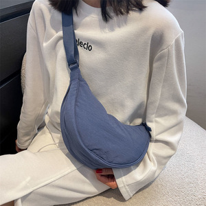 Sac à dos banane en nylon, petit sac bandoulière messager tendance avec sangle réglable et fermeture éclair, portable pour femme - Product Image 1