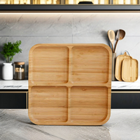 Plateau de service en bois de bambou naturel et écologique, assiette rectangulaire avec 4 compartiments pour cuisine, snack, fruits, thé, café.