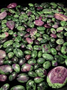 Cabujones de Rubí Zoisita Natural: Cristales de Piedras Preciosas a Granel, Gemas de Formas Mixtas para Joyería, Precio al por Mayor - Product Image 3