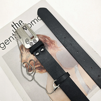 Cette ceinture noire unique est de style rétro avec un pendentif en cuivre de type pager, marquée 'STAY AHEAD ADVISOR' et décorée d'une délicate chaîne à billes suspendue.