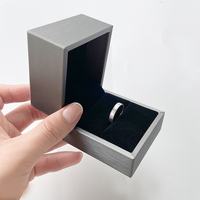 Boîte à bijoux en cuir de luxe faite à la main avec logo personnalisé OEM, forme rectangulaire moderne, motif carré, pour boucles d'oreilles, colliers, bagues, lunettes