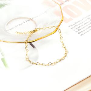 Bracelet jonc minimaliste en acier inoxydable plaqué or PVD 18 carats avec fermoir, motif cœur évidé, pour femme - Vente en gros - Product Image 2