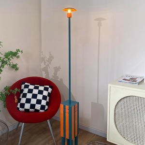 Lampadaire italien Memphis Milano Terminus L300*W300*H1600mm avec source lumineuse LED et commande par interrupteur pour salon et salle d'exposition - Product Image 2