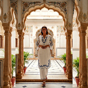 Ensemble Kurta et pantalon en organza blanc brodé pour femme, col montant, manches cloche, motif floral traditionnel, idéal pour mariage - Product Image 1
