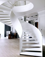 Escaliers droits d'intérieur modernes Escalier flottant en fer et en acier avec rampe en bois pour appartement