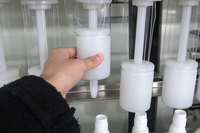 Machine de remplissage de liquides corrosifs robuste pour hypochlorite de sodium, eau de Javel, nettoyant pour toilettes, équipement d'emballage en conteneurs