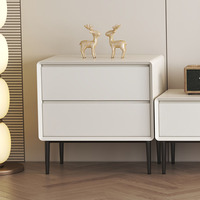 Commode en bois massif pour un salon moderne et minimaliste, avec tiroirs de style italien et finition laquée blanche.