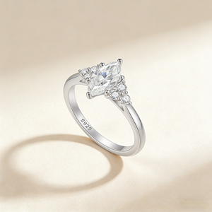 Anillo de Compromiso de Plata de Ley 925 con Circonita Cúbica de Corte Marquesa, Engaste Clásico con Puntas, Joyería para Mujer - Product Image 2