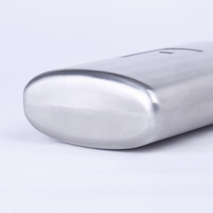 Botella de Vino Plana de Acero Inoxidable Plateada de 500 ml con Logotipo Personalizado para Uso en Exteriores - Product Image 3