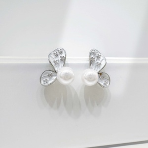 custom Luxury women 18k gold plated pearl earring vintage ladies elegant round party geometric korean minimalist stud earrings - Product Image 4