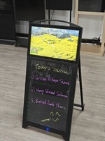 Afficheur numérique LCD alimenté par batterie VETO de 21,5 pouces avec panneau d'écriture en tableau noir et poignée de transport pour restaurant, bar