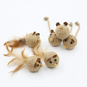 Juguete para gatos de cuerda de cáñamo hecho a mano con cola de plumas y campana para la diversión de los gatos - Product Image 2