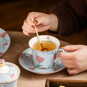 Ensemble élégant de théière et tasses en céramique bleue à motif floral de tulipes, 6 tasses avec soucoupes, 1 pot à crème, 1 pot à sucre, 1 théière, ensemble de 15 pièces pour le thé de l'après-midi - Product Image 6