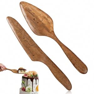 Ensemble de couteaux à gâteau en bois avec noms et date, cadeaux de mariage pour couple - Souvenir personnalisé pour la mariée et le marié - Product Image 1