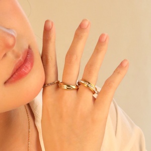 Bagues tendance en zircon cubique pour femmes, bijoux de mariage, plaqué or 18 carats, en acier inoxydable, grosses bagues en zircon et diamant, vente en gros - Product Image 1