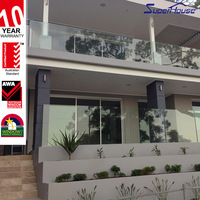 Systèmes de garde-corps en verre avec fixation en U en aluminium pour terrasses de villas et bords de piscine