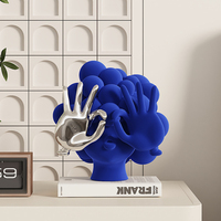 Sculpture abstraite floquée de tête de personnage avec geste de main de victoire, figurine artistique moderne de luxe, décoration douce pour meuble TV et bureau, objet artisanal