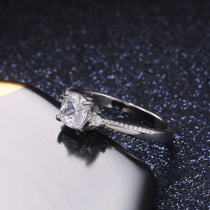 Anello creativo da donna con design scintillante intarsiato, elegante gioiello alla moda per tutti i giorni - Product Image 4