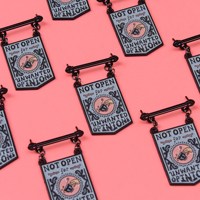 Broches personnalisées, épingles émaillées rigides ou souples, pendentifs Dalinger, épingles de col ou de revers avec chaîne