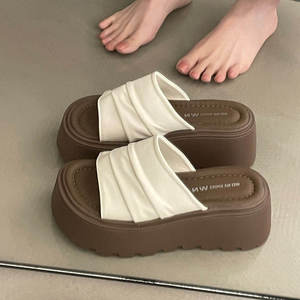 Sandales à plateforme épaisse et semelle crantée, à lanières larges plissées et froncées, par une agence d'achat FTS fiable, faible commission, reconditionnement personnalisé - Product Image 5