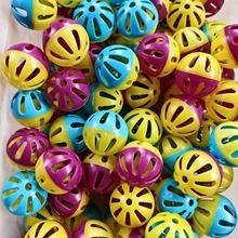 Juguete para mascotas con forma de campana hueca para gatos, que produce sonido, para combatir el aburrimiento, para jugar en interiores, juguete de plástico, color aleatorio - Product Image 2