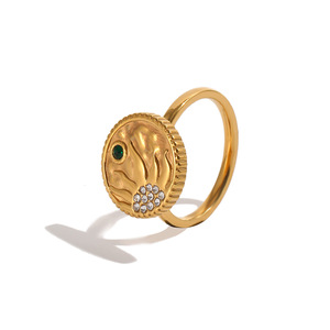 Bague en acier inoxydable plaqué or 18 carats avec médaillon sculpté rétro et zircon incrusté, bague délicate pour femme - Product Image 1