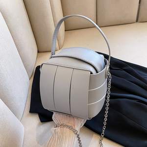 Borsa a secchiello mini multicolore in pelle PU da donna con <span class=keywords><strong>tracolla</strong></span> a catena, borsa a <span class=keywords><strong>tracolla</strong></span> dal design intrecciato unico - Product Image 6