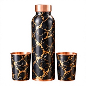 Ensemble de bouteilles d'eau en marbre noir et or Primum avec deux tasses, vaisselle pour boissons - Product Image 1