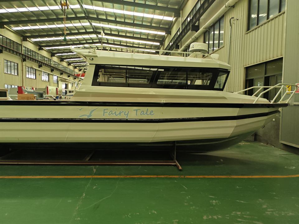 9m/35ft Outboard Day Fishing Boat Enclosed Cockpit 12-person Max ...