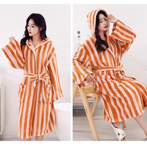 <span class=keywords><strong>Accappatoio</strong></span> Unisex in Pile Corallo di Poliestere <span class=keywords><strong>con</strong></span> <span class=keywords><strong>Cappuccio</strong></span> a Righe, <span class=keywords><strong>Morbido</strong></span> e Traspirante per l'Inverno - Product Image 1