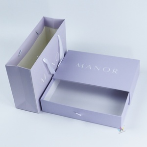 Sacs cadeaux en papier kraft personnalisés avec laminage, matériaux biodégradables et recyclés pour l'emballage de vêtements - Marque Crownwin - Product Image 2