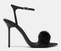 Sandales à talons hauts sur mesure fabriquées par le fabricant, avec un talon aiguille. Sandales à talons hauts avec bride avant en fausse fourrure.